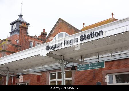 Vista esterna della stazione ferroviaria di Bognor Regis. Foto Stock