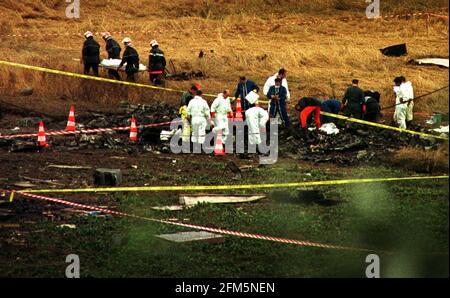 La scena Air France Concorde Crash nei pressi di Charles De Gaulle Aeroporto 2000 vigili del fuoco rimozione di corpi dal crash Air France Concorde come investigatori crash esaminare il relitto dell'aereo dopo un incendio si sviluppò nelle ali e nei motori di l'aereo al decollo Foto Stock