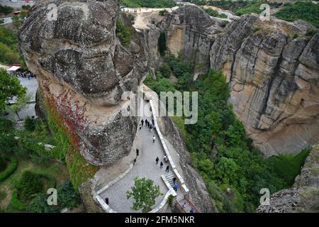 Veduta aerea dei turisti che visitano le formazioni rocciose di arenaria create durante il periodo Paleogene a Meteora, Kalambaka Tessaglia, Grecia. Foto Stock