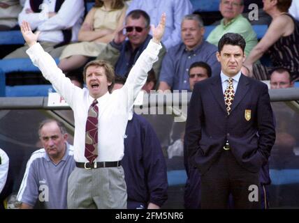 Terry Burton e John Gregory maggio 2000 John Gregory Football Manager di Aston Villa e Terry Burton New Manager di Wimbledon durante la partita fa Carling Premiership Foto Stock