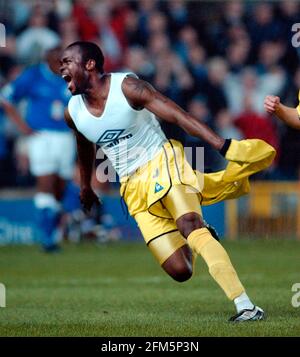 RIPRODUCI LA SECONDA TAPPA DI OFF MILLWALL V BIRMINGHAM 2/5/2002 IMMAGINE DAVID ASHDOWN. CALCIO Foto Stock