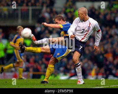 INGHILTERRA V SVEZIA AL VECCHIO TRAFFORD 10/11/2001 TOBIAS LINDEROTH FOTO DAVID ASHDOWN INGHILTERRA FOOTBALL Foto Stock