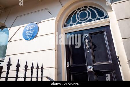 Una targa inglese blu che segna la casa storica dei politici britannici Aneurin 'Nye' Bevan e Jennie Lee a Kensington, West London. Foto Stock