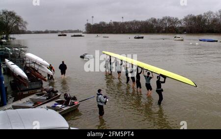 CAMBRIDGE BOAT RACE PROVA 11/11/2000 VINCITORE 'FASOLT' DOPO LA GARA CON 'FFNER' AD UN PUTNEY ALLAGATO. IMMAGINE DAVID ASHDOWN. Foto Stock