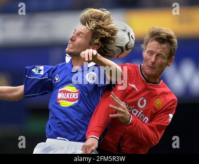 Leicester City contro Manchester United Ottobre 2000 Robbie Savage e Teddy Sheringham combattono per la palla durante la partita a Filbert Street. Il gioco è terminato Leicester 0 Man Utd 3 Foto Stock