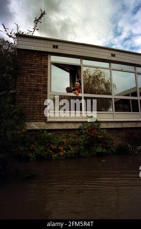 ALWEN Harris moglie di Rolf Harris casa allagata di letti galleggianti in 3 piedi di acqua Foto Stock