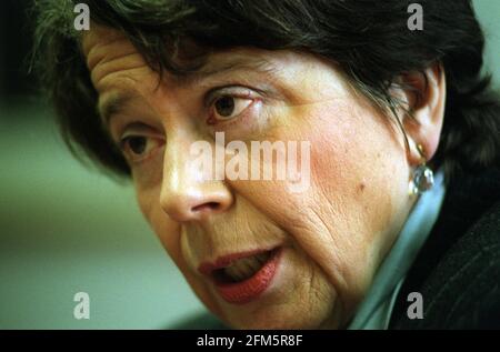 Liz Forgan Aprile 2001 il nuovo presidente del Patrimonio Lottery Fund visto qui nel suo ufficio Foto Stock