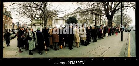 Coda pubblica per vedere la mostra di Cezanne al Tate Galleria a Londra Foto Stock