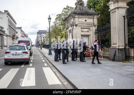 La polizia interviene a una protesta dei parrucchieri al di fuori di una sessione plenaria della camera al parlamento federale a Bruxelles, giovedì 06 maggio 2021. BELGA Foto Stock