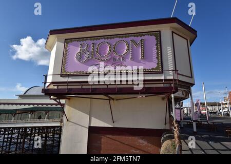 North Pier Blackpool, segnaletica per il nuovo Bloom Bar situato sul molo, aperto nel 2021. Foto Stock