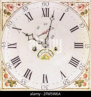 Antico orologio ornamentale con decorazione floreale dipinta a mano Foto Stock