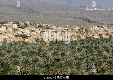 Il villaggio di al Hamra ai piedi delle montagne Hajar in mezzo ad una piantagione di data. Regione ad Dakhiliyah, Oman. Foto Stock