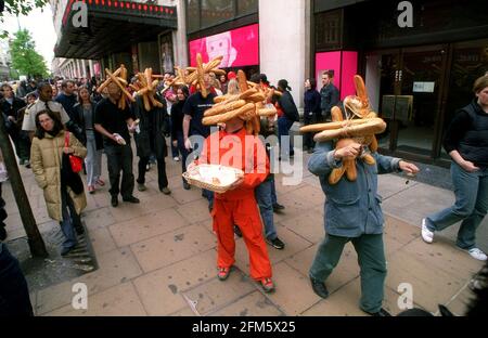 Japanease artista Tatsumi Origoto maggio 2001, conduce una sfilata di persone con pani di pane lungo Oxford Street, fuori Selfridges per coincidere con la vita di Tokyo. Tatsumi Origoto è sulla destra. Foto Stock