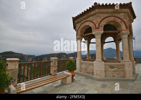 Gazebo ad arco costruito in pietra del 14 ° secolo Santo Monastero di Varlaam con vista panoramica sulle formazioni rocciose a Meteora, Tessaglia Grecia. Foto Stock