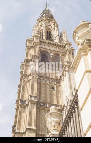 Foto a basso angolo della cattedrale di Santa Iglesia Primada a Toledo Spagna Foto Stock