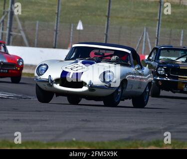 Gregor Fisken, Patrick Blakeney-Edwards, Sam Hancock, Jaguar e-Type, RAC Pall Mall Cup per Pre-66 GT, Sports Racing e Touring Cars, Donington Histor Foto Stock