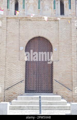 Immagine verticale di un'enorme porta marrone con tre scale A Toledo Spagna Foto Stock