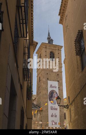 Immagine verticale di un edificio con scrittura a Toledo Spagna - Maria regina della pace Foto Stock