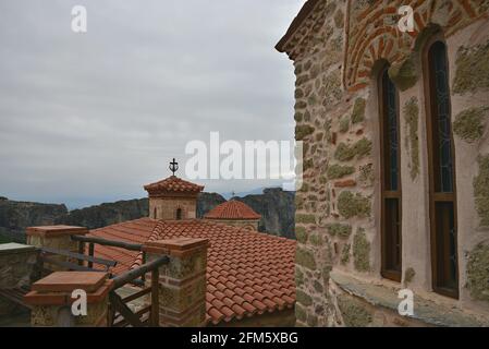 Paesaggio con vista panoramica della chiesa bizantina costruita in pietra del 14 ° secolo Santo Monastero di Varlaam a Meteora, Tessaglia Grecia. Foto Stock