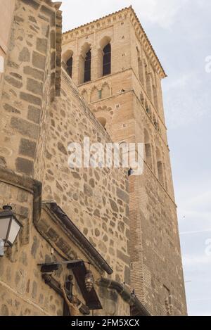 Foto ad angolo basso di un edificio a Toledo in Spagna giorno Foto Stock