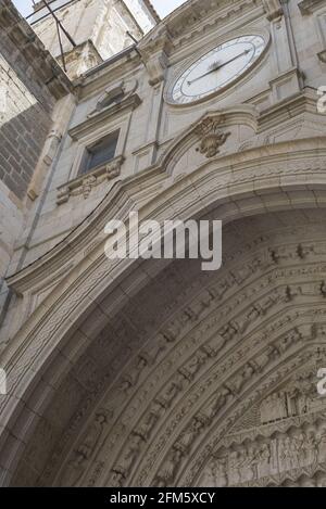 Low angle shot di un arco un grande orologio inc Toledo Spagna Foto Stock