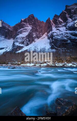 Alpenglow e la prima luce del mattino sulle montagne nella valle di Romsdalen, Rauma kommune, Møre og Romsdal, Norvegia, Scandinavia. Foto Stock