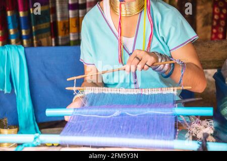 Donna Long Neck Karen Trimbal tessitura di tradizionale in campagna Thailandia. Foto Stock