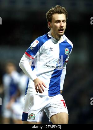 File photo datato 12-03-2021 del Tom Trybull di Blackburn Rovers durante la partita del campionato Sky Bet a Ewood Park, Blackburn. Data di emissione: Giovedì 6 maggio 2021. Foto Stock