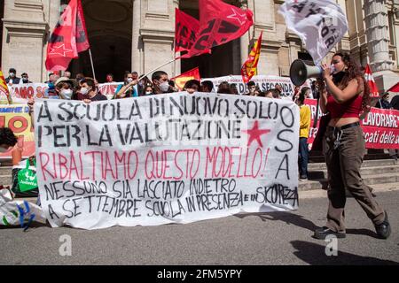 Roma, Italia. 06 maggio 2021. Lo studente parla durante la dimostrazione a Roma davanti al Ministero dell'Istruzione (Foto di Matteo Nardone/Pacific Press) Credit: Pacific Press Media Production Corp./Alamy Live News Foto Stock