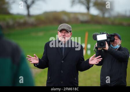 06 maggio 2021, Schleswig-Holstein, Holtsee: Dietmar Brauer, managing partner della Norddeutsche Pflanzenzucht Hans-Georg Lembke KG, parla ai giornalisti in un giardino di riproduzione della sua azienda. Foto: Gregor Fischer/dpa Foto Stock