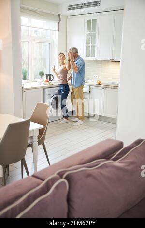 Gente felice che si diverte insieme in cucina Foto Stock