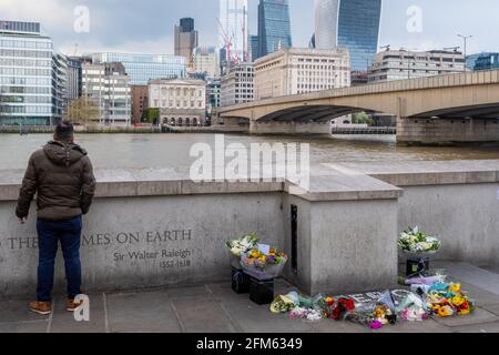 London Bridge, Londra, Regno Unito. 5 maggio 2021. I fiori sono lasciati in un memoriale di fortuna a Folajimi Olubunmi-Adewole, noto come Jimi, che annegò nel fiume Tamigi mentre cercava di salvare una donna che era caduta dal London Bridge. Oltre ai fiori provenienti da amici e membri del pubblico, ci sono bouquet del leader del Consiglio Southwark, del Sindaco di Southwark e del suo consigliere locale. Credit: Tom Leighton/Alamy Live News Foto Stock