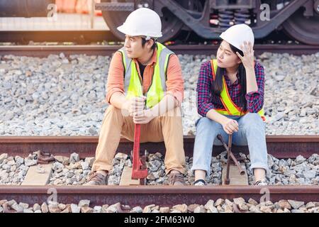 Chiave di bloccaggio team engineer per interventi di riparazione in cantiere, sicurezza, civili, lavoratori Foto Stock