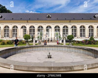 Palazzo sull'isola, Lazienki krolewskie, Royal Lazienki; sculture intorno all'edificio, architettura interna e natura, Varsavia, Polonia Foto Stock