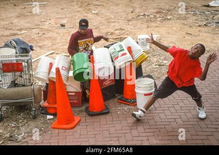 WASHINGTON, DC, USA, 28 APRILE 1992 - il batterista del cucchiaio Rapper D suona in strada con una giovane ballerina. Foto Stock