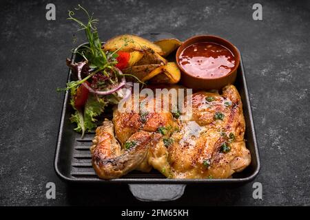 Pollo fritto con crosta croccante, patate e salsa Foto Stock