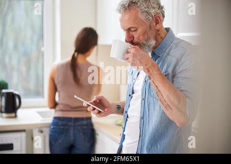 Primo piano di un uomo serio che controlla la sua e-mail Foto Stock
