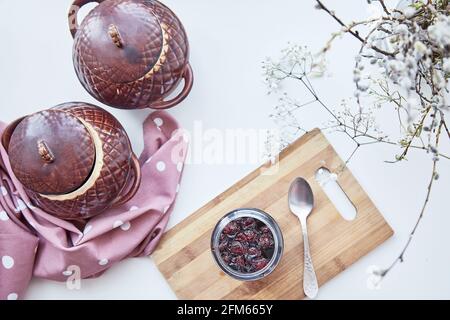 Miele fermentato sano prodotto con mirtillo rosso, probiotici. Conservante alimentare. Delizioso concetto di ricetta. Cibo antivirale a casa. Vista dall'alto Foto Stock