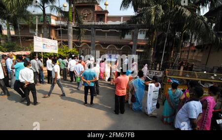 Assam, India. 6 maggio 2021. Cittadini indiani con copertura mascherata in attesa di una lunga coda per essere vaccinati per combattere contro COVID-19 in un centro di vaccinazione a Bokakhat Sub-Division del distretto di Golaghat. Credit: Notizie dal vivo di Mmaggioranza del mondo CIC/Alamy Foto Stock