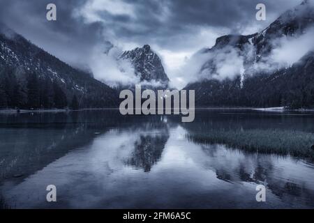 Lago di montagna in giorno di pioggia in primavera. Paesaggio suggestivo Foto Stock