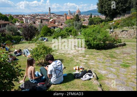 Persone al Giardino delle Rose, seduto sul prato, in una calda giornata di primavera. Foto Stock