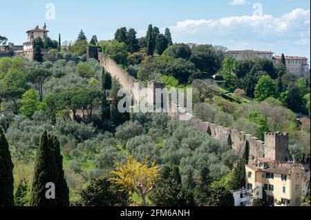 Le antiche mura cittadine di Firenze, nei pressi di Forte Belvedere. Foto Stock