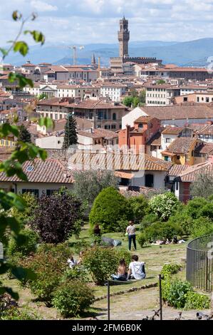 Persone al Giardino delle Rose, seduto sul prato, in una calda giornata di primavera. Foto Stock