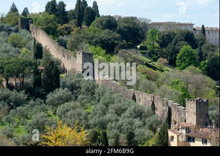 Le antiche mura cittadine di Firenze, nei pressi di Forte Belvedere. Foto Stock