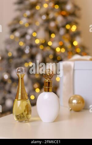 Bottiglie di profumo generico in un set regalo su sfondo natalizio Foto Stock