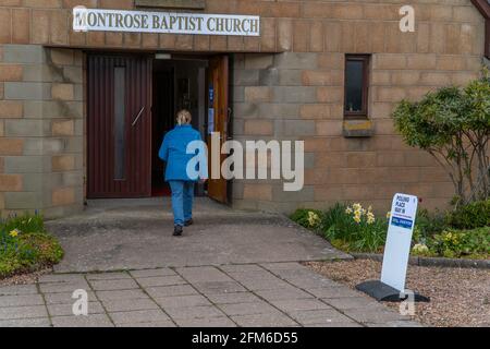 Montrose, Angus, Scozia, Regno Unito, 6 maggio 2021: I membri del pubblico che si sono espressi alle seggi elettorali di Montrose, in quanto le seggi elettorali di tutta la Scozia si aprono dalle 7:00 alle 22:00, affinché i membri del pubblico possano esprimere i propri voti alle elezioni scozzesi del 2021. Le stazioni di polling sono fortemente regolamentate dalle restrizioni e dalle linee guida del covid-19. Angus North e la circoscrizione di Meanns sembrano essere una corsa a due cavalli tra SNP Mairi Gougeon e il conservatore Braden Davy. Credito: Barry Nixon/Alamy Live News Foto Stock