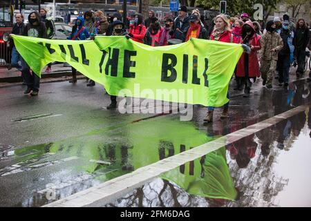 Londra, Regno Unito. 5 maggio 2021. Attivisti contrari alla condanna della polizia contro il crimine e tribunali Bill 2021 prendono parte a una marcia in autostrada evento organizzato da Burning Pink in coincidenza con la vigilia delle elezioni Mayoral di Londra. Burning Pink è un partito politico radicale che si batte per un'azione rapida per combattere l'emergenza climatica attraverso la creazione di assemblee di cittadini. Gli attivisti marciarono verso la Westway, dove furono intercettati dalla polizia. Credit: Mark Kerrison/Alamy Live News Foto Stock