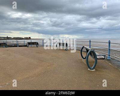 Posti a sedere in panchina lungo la passeggiata Morecambe vicino al Midland Hotel Foto Stock