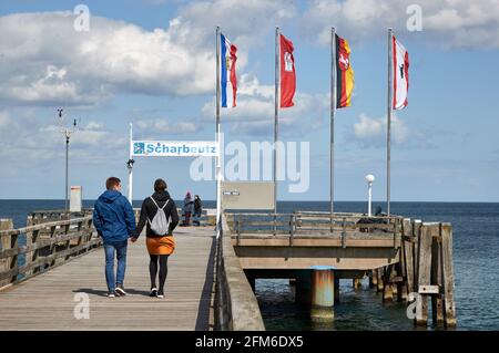 06 maggio 2021, Schleswig-Holstein, Scharbeutz: Un paio di passeggiate sul molo di Scharbeutz. Dopo la decisione di ulteriori passi di apertura nel turismo e nella gastronomia dello Schleswig-Holstein, la regione si prepara. Foto: Georg Wendt/dpa Foto Stock