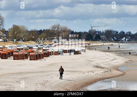 06 maggio 2021, Schleswig-Holstein, Scharbeutz: Sedie da spiaggia a lucchetto in spiaggia. Dopo la decisione di ulteriori passi di apertura nel turismo e nella gastronomia dello Schleswig-Holstein, la regione si prepara. Foto: Georg Wendt/dpa Foto Stock